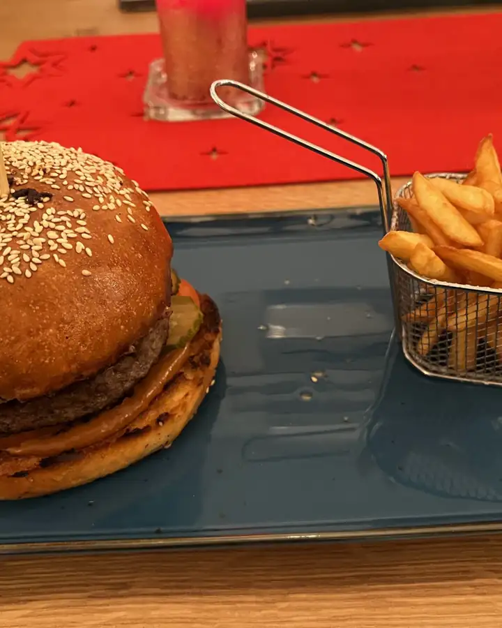 Burger wołowy z frytkami na łupku