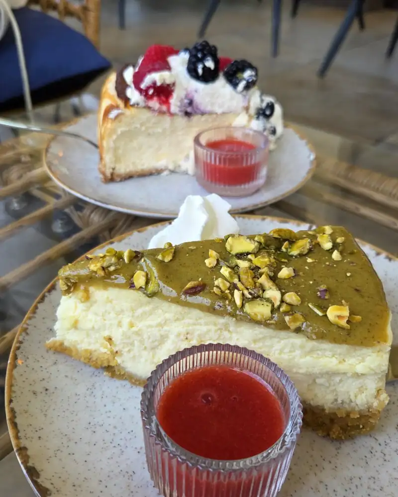 Sernik z sosem malinowym i ciasto z pistacjami