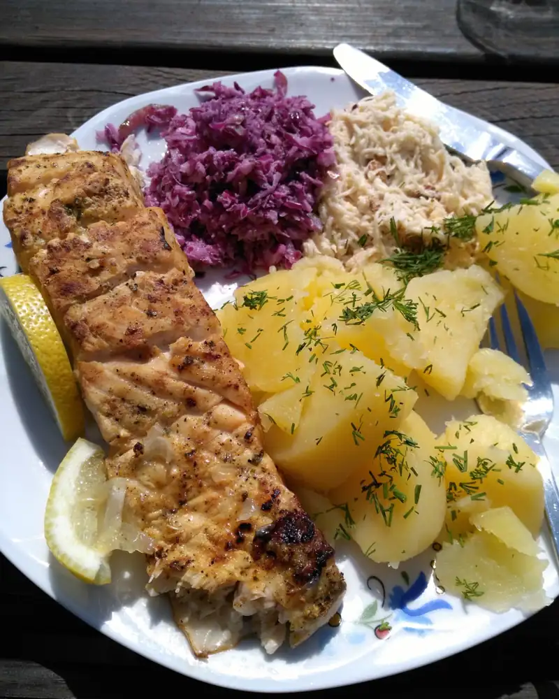 Smażony filet z rybą, modrą kapustą i ziemniakami z koperkiem