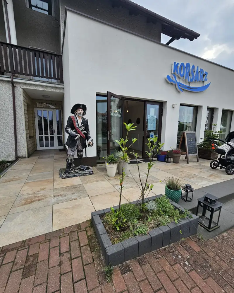 Wejście do restauracji z figurą pirata przed drzwiami