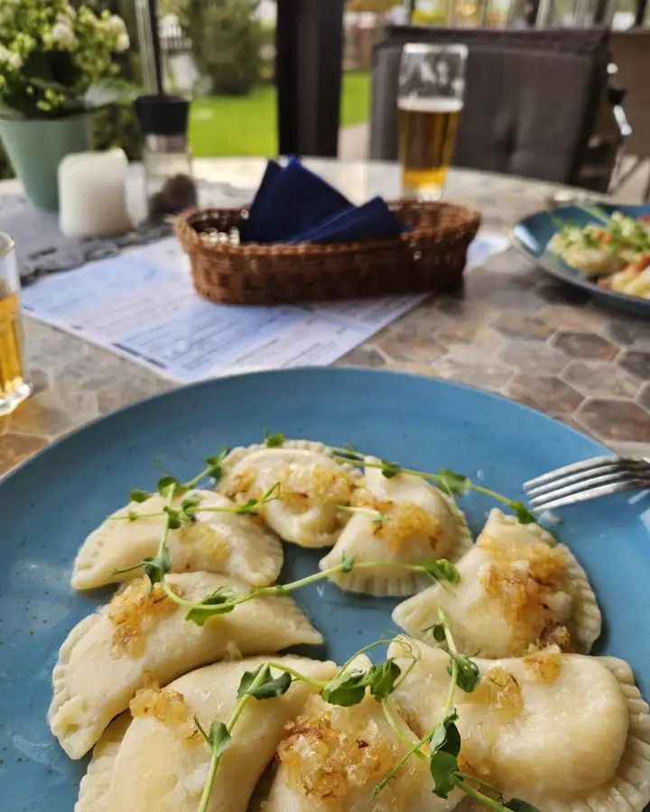 Pierogi z okrasą na niebieskim talerzu